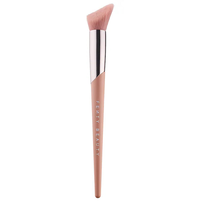 Fenty Beauty by Rihanna - Cheek-Hugging Highlight Brush 120 **BAJO-PEDIDO**