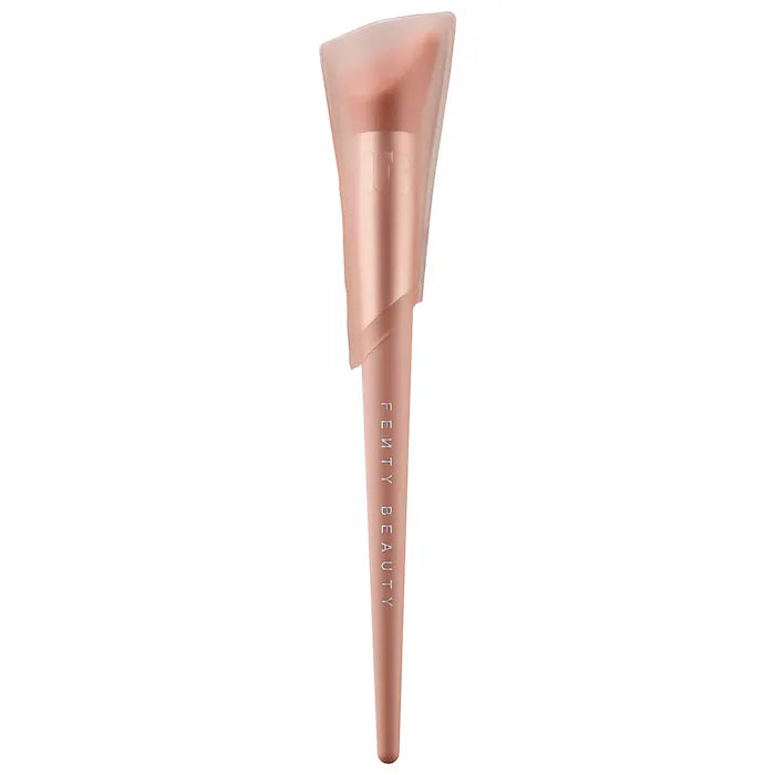 Fenty Beauty by Rihanna - Cheek-Hugging Highlight Brush 120 **BAJO-PEDIDO**